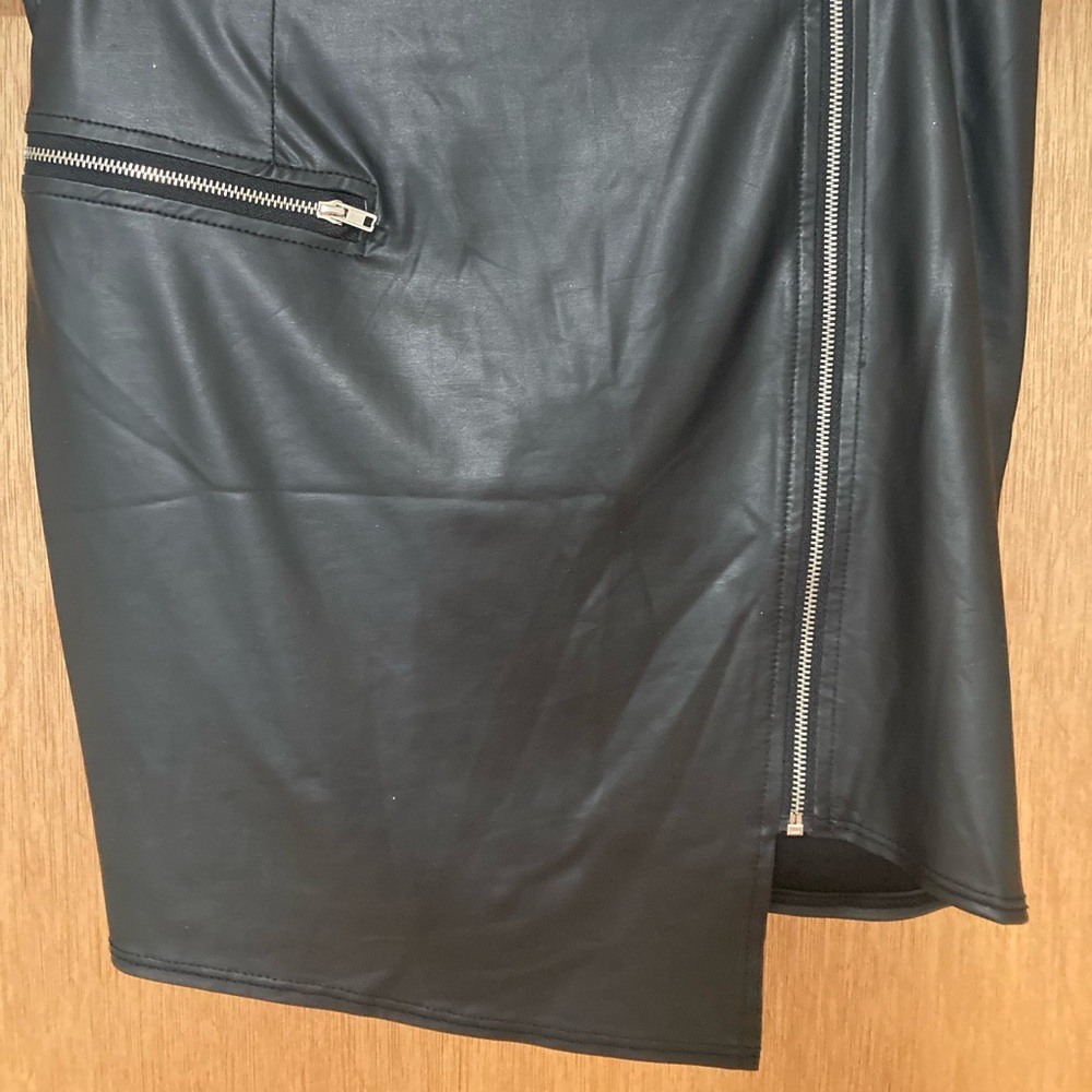 Asymmetrical mini pleather skirt with zipper details